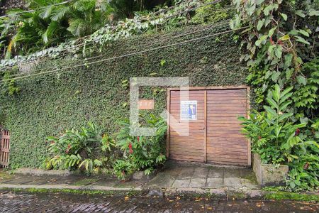 Casa à venda com 250m², 5 quartos e 1 vaga Casa à venda com 250m², 5 quartos e 1 vagachada com *cartaz QA*