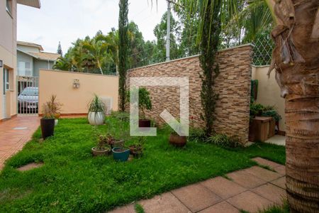 Casa de condomínio à venda com 199m², 4 quartos e 4 vagas Casa de condomínio à venda com 199m², 4 quartos e 4 vagasQuintal