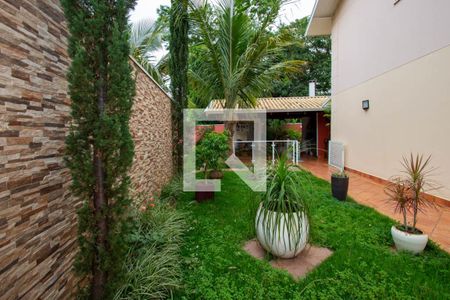 Casa de condomínio à venda com 199m², 4 quartos e 4 vagas Casa de condomínio à venda com 199m², 4 quartos e 4 vagasQuintal