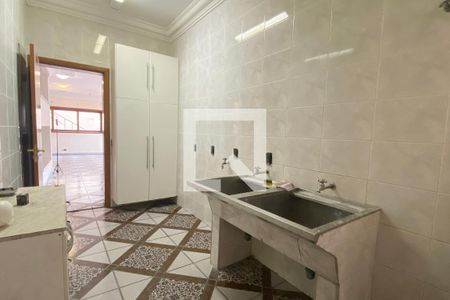 Casa de condomínio para alugar com 954m², 4 quartos e 8 vagasÁrea de Serviço