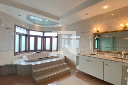 Casa de condomínio para alugar com 954m², 4 quartos e 8 vagasBanheiro da Suíte 1