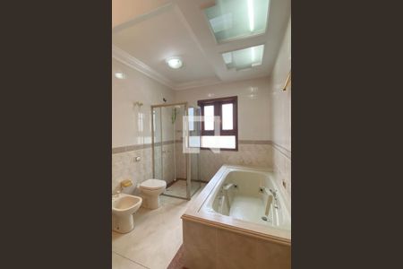 Casa de condomínio para alugar com 954m², 4 quartos e 8 vagasBanheiro da Suíte 4