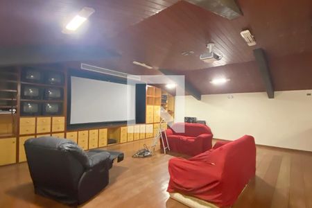 Casa de condomínio para alugar com 954m², 4 quartos e 8 vagasSala de TV