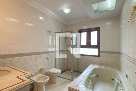 Casa de condomínio para alugar com 954m², 4 quartos e 8 vagasBanheiro da Suíte 4