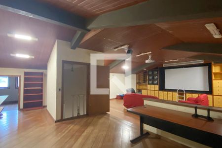 Casa de condomínio para alugar com 954m², 4 quartos e 8 vagasSala de TV