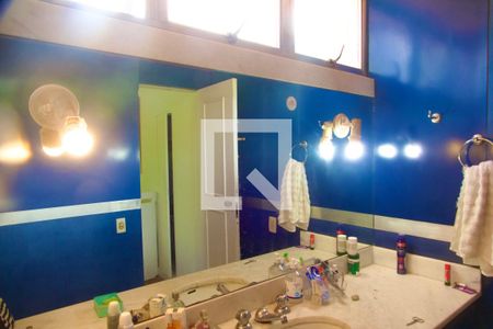 Casa à venda com 448m², 4 quartos e 2 vagas Casa à venda com 448m², 4 quartos e 2 vagasSuíte banheiro