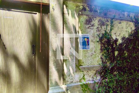 Casa à venda com 448m², 4 quartos e 2 vagas Casa à venda com 448m², 4 quartos e 2 vagasFachada com cartaz QA