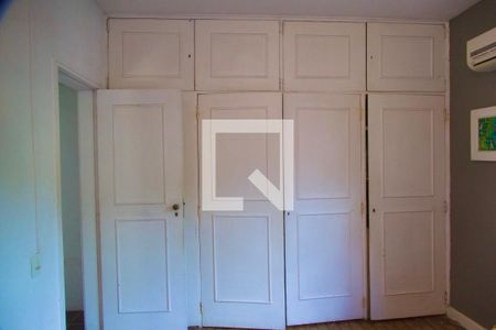 Casa à venda com 448m², 4 quartos e 2 vagas Casa à venda com 448m², 4 quartos e 2 vagasQuarto