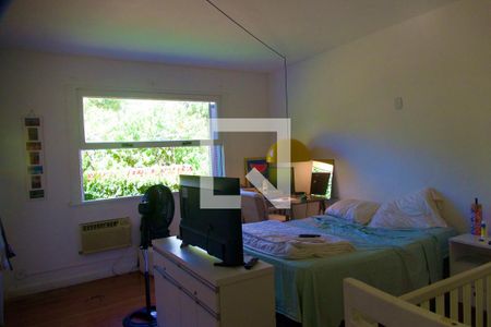 Casa à venda com 448m², 4 quartos e 2 vagas Casa à venda com 448m², 4 quartos e 2 vagasSuíte