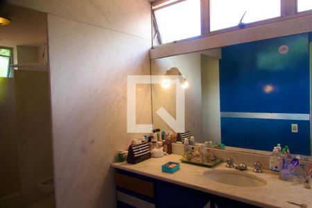 Casa à venda com 448m², 4 quartos e 2 vagas Casa à venda com 448m², 4 quartos e 2 vagasSuíte banheiro