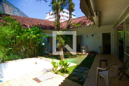 Casa à venda com 448m², 4 quartos e 2 vagas Casa à venda com 448m², 4 quartos e 2 vagasPiscina