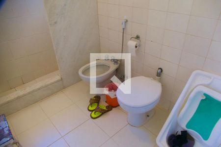 Casa à venda com 448m², 4 quartos e 2 vagas Casa à venda com 448m², 4 quartos e 2 vagasSuíte banheiro