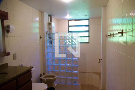 Casa à venda com 448m², 4 quartos e 2 vagas Casa à venda com 448m², 4 quartos e 2 vagasSuíte banheiro