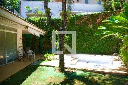 Casa à venda com 448m², 4 quartos e 2 vagas Casa à venda com 448m², 4 quartos e 2 vagasPiscina