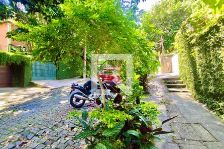 Casa à venda com 448m², 4 quartos e 2 vagas Casa à venda com 448m², 4 quartos e 2 vagasVista da Rua