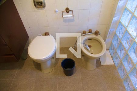 Casa à venda com 448m², 4 quartos e 2 vagas Casa à venda com 448m², 4 quartos e 2 vagasSuíte banheiro