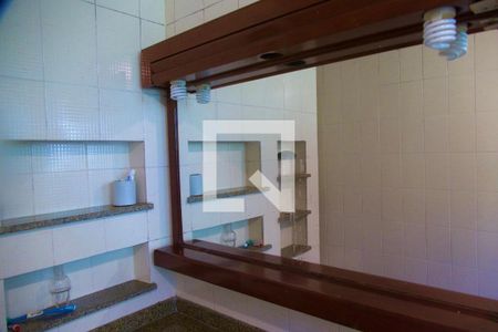 Casa à venda com 448m², 4 quartos e 2 vagas Casa à venda com 448m², 4 quartos e 2 vagasSuíte banheiro