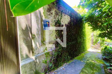 Casa à venda com 448m², 4 quartos e 2 vagas Casa à venda com 448m², 4 quartos e 2 vagasFachada com cartaz QA