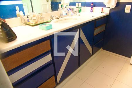 Casa à venda com 448m², 4 quartos e 2 vagas Casa à venda com 448m², 4 quartos e 2 vagasSuíte banheiro