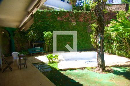 Casa à venda com 448m², 4 quartos e 2 vagas Casa à venda com 448m², 4 quartos e 2 vagasPiscina