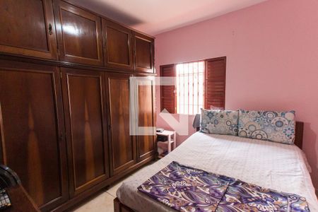 Casa à venda com 256m², 6 quartos e 3 vagas Casa à venda com 256m², 6 quartos e 3 vagasQuarto 4