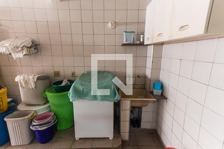 Casa à venda com 256m², 6 quartos e 3 vagas Casa à venda com 256m², 6 quartos e 3 vagasÁrea de Serviço 1