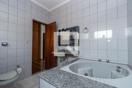 Casa à venda com 420m², 4 quartos e 4 vagasBanheiro da Suíte 2