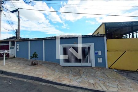 Casa à venda com 200m², 3 quartos e 3 vagas Casa à venda com 200m², 3 quartos e 3 vagasFachada