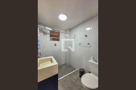 Banheiro de kitnet/studio para alugar com 1 quarto, 28m² em Aclimação, São Paulo