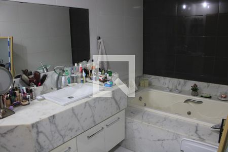 Apartamento à venda com 300m², 4 quartos e 3 vagasBanheiro da Suíte 2
