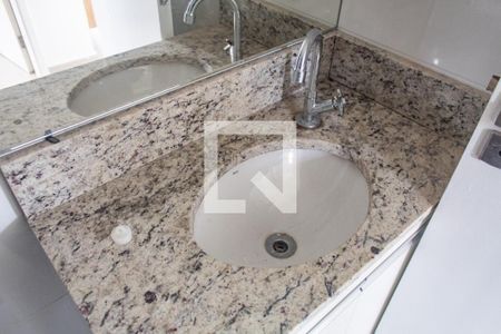 Banheiro de apartamento para alugar com 2 quartos, 55m² em Parque Enseada, Guarujá