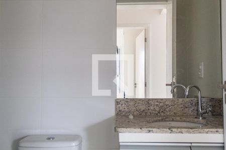 Banheiro de apartamento para alugar com 2 quartos, 55m² em Parque Enseada, Guarujá