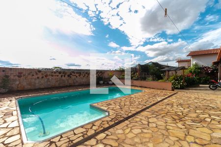 Casa à venda com 600m², 5 quartos e 4 vagas Casa à venda com 600m², 5 quartos e 4 vagasPiscina