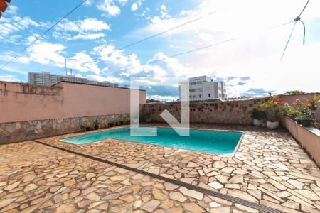 Casa à venda com 600m², 5 quartos e 4 vagas Casa à venda com 600m², 5 quartos e 4 vagasPiscina