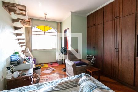 Casa à venda com 600m², 5 quartos e 4 vagas Casa à venda com 600m², 5 quartos e 4 vagasQuarto Suíte