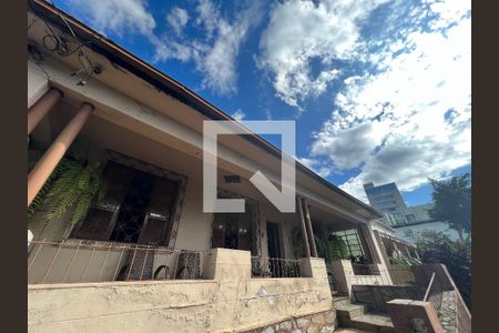 Casa à venda com 300m², 4 quartos e 2 vagas Casa à venda com 300m², 4 quartos e 2 vagasFachada