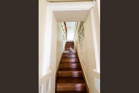 Apartamento à venda com 170m², 3 quartos e 2 vagas Apartamento à venda com 170m², 3 quartos e 2 vagasEscada