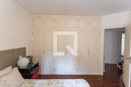 Apartamento para alugar com 307m², 4 quartos e 2 vagas Apartamento para alugar com 307m², 4 quartos e 2 vagasArmário da Suíte 1