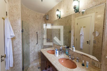 Apartamento para alugar com 307m², 4 quartos e 2 vagas Apartamento para alugar com 307m², 4 quartos e 2 vagasBanheiro da Suíte 1