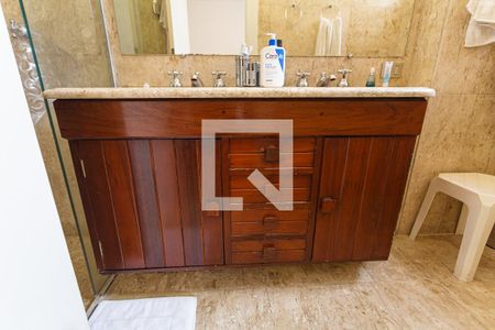 Apartamento para alugar com 307m², 4 quartos e 2 vagas Apartamento para alugar com 307m², 4 quartos e 2 vagasArmário do Banheiro da Suíte 1