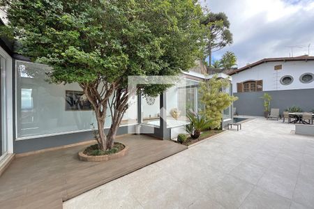 Casa à venda com 600m², 4 quartos e 4 vagasÁrea externa com uma Jabuticabeira