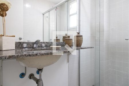 Casa à venda com 220m², 4 quartos e 3 vagas Casa à venda com 220m², 4 quartos e 3 vagasBanheiro social