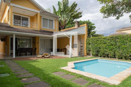 Casa à venda com 220m², 4 quartos e 3 vagas Casa à venda com 220m², 4 quartos e 3 vagasPiscina