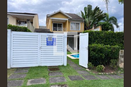 Casa à venda com 220m², 4 quartos e 3 vagas Casa à venda com 220m², 4 quartos e 3 vagasFachada externa