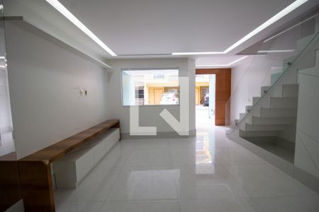 Sala de casa de condomínio para alugar com 3 quartos, 150m² em Vargem Pequena, Rio de Janeiro