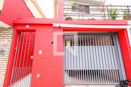 Casa à venda com 104m², 3 quartos e 2 vagas Casa à venda com 104m², 3 quartos e 2 vagasFachada