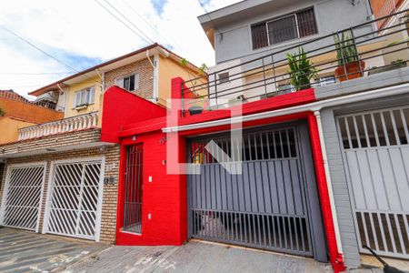 Casa à venda com 104m², 3 quartos e 2 vagas Casa à venda com 104m², 3 quartos e 2 vagasFachada