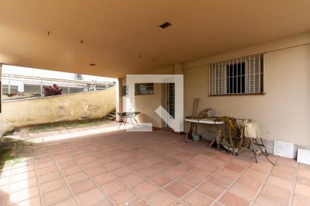 Casa à venda com 401m², 5 quartos e 8 vagas Casa à venda com 401m², 5 quartos e 8 vagasQuintal