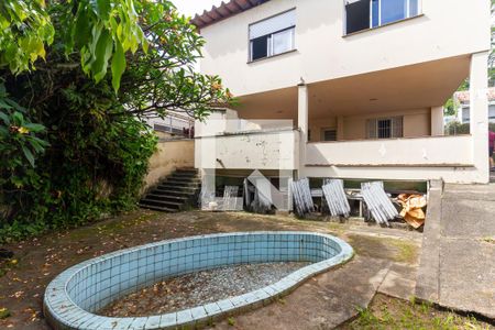 Casa à venda com 401m², 5 quartos e 8 vagas Casa à venda com 401m², 5 quartos e 8 vagasPiscina