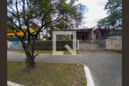 Casa à venda com 401m², 5 quartos e 8 vagas Casa à venda com 401m², 5 quartos e 8 vagasFachada